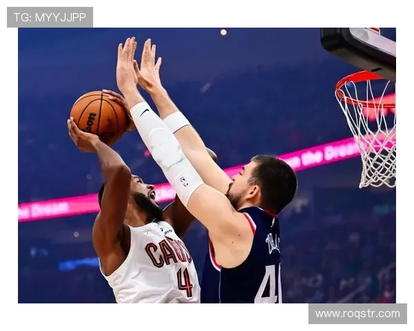 手感低迷难救主鲍威尔21投7中三分失准球队苦战受挫 手感低迷难救主鲍威尔21投7中三分失准球队苦战受挫